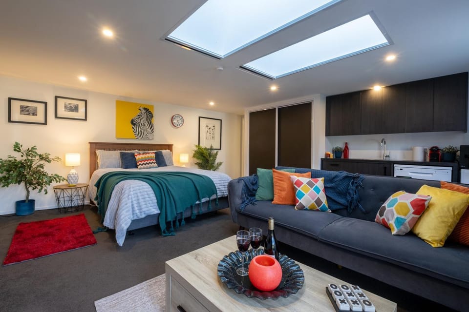 Bed, Kitchen or kitchenette, Living room, Photo of the whole room, Seating area, Bedroom