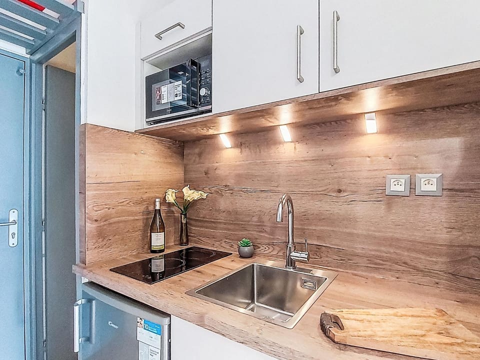 Kitchen or kitchenette