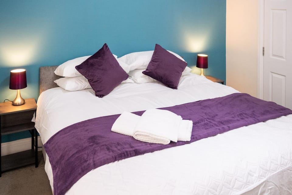 Bed, Photo of the whole room, Bedroom, towels