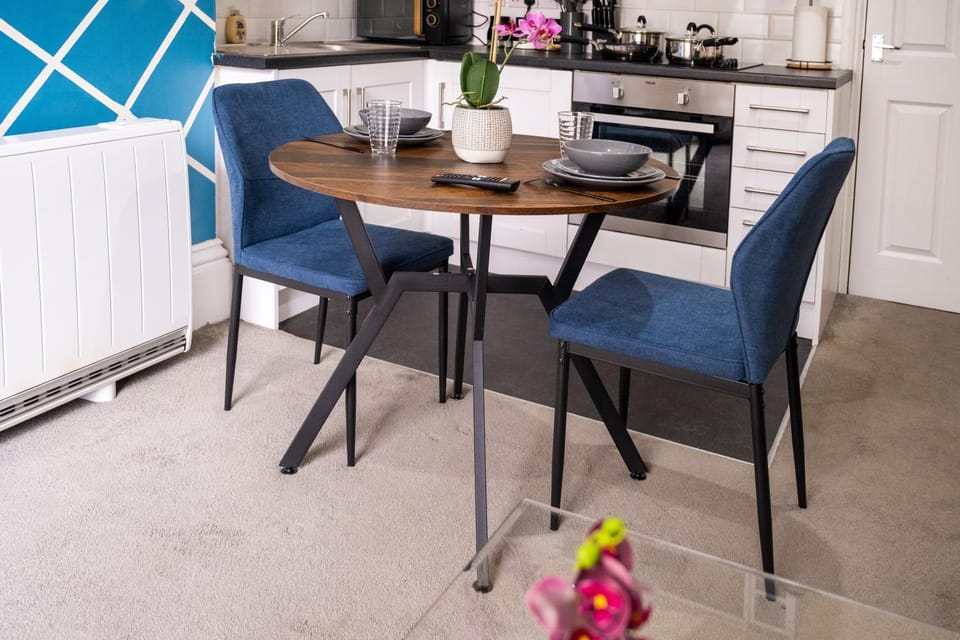 Kitchen or kitchenette, Living room, Seating area, Dining area