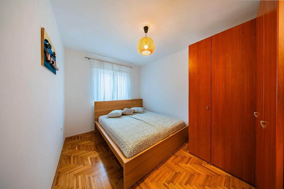 Bed, Photo of the whole room, Bedroom, Family, hair dryier, internet, wardrobe