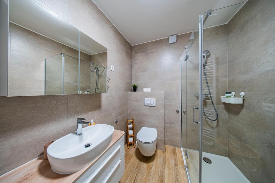 Shower, Toilet, Bathroom, On site, Location, hair dryier, towels