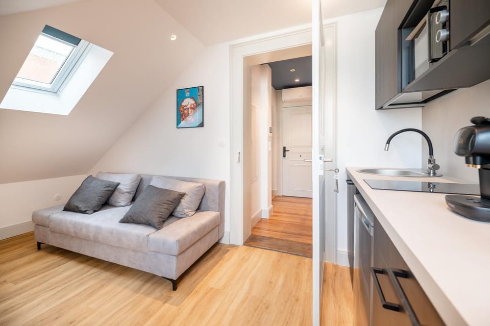 TV and multimedia, Kitchen or kitchenette, Living room, Seating area, stove