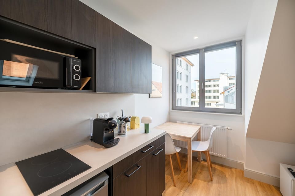 Coffee/tea facilities, Kitchen or kitchenette, Dining area, stove, toaster
