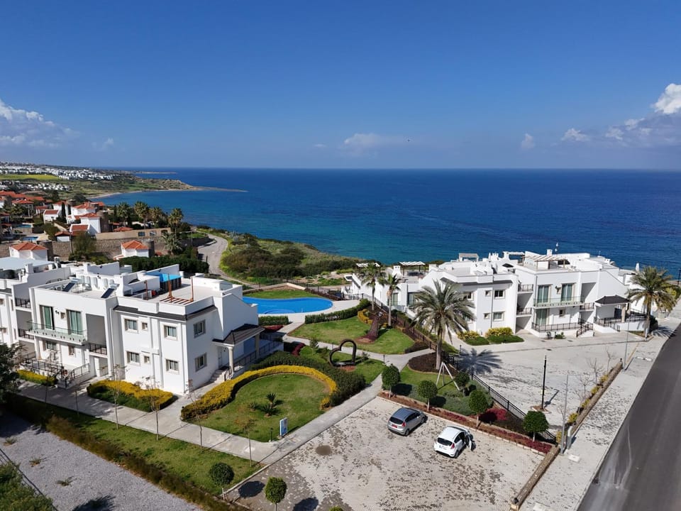 Property building, Bird's eye view, Pool view, Sea view, Swimming pool, Parking