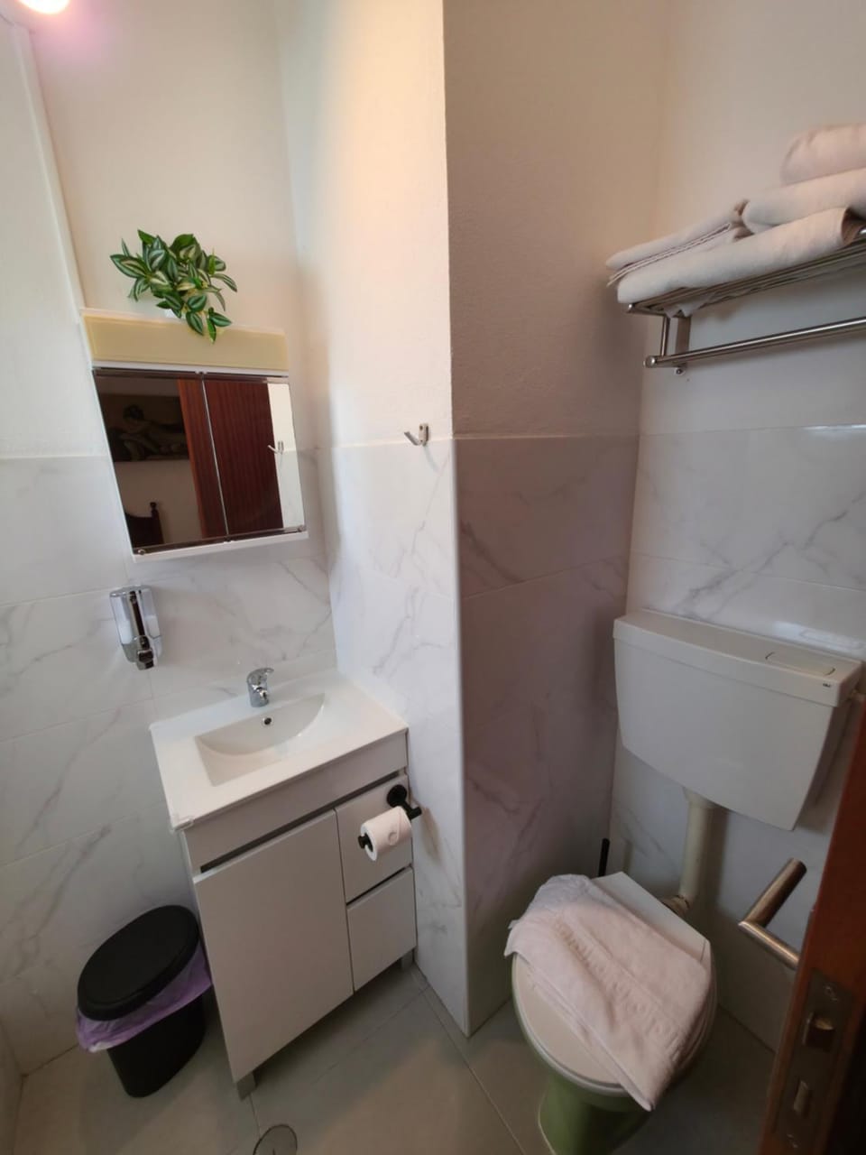 Shower, Toilet, Bathroom, towels