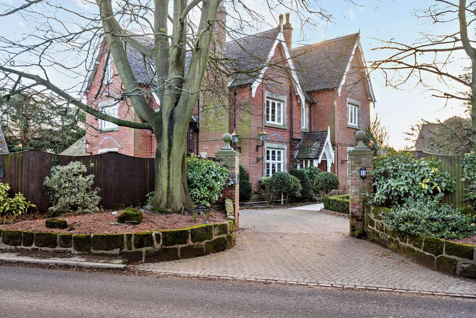 Luxury Detached House in Large Private Grounds, with Outdoor Jacuzzi and Sauna House in East Staffordshire District