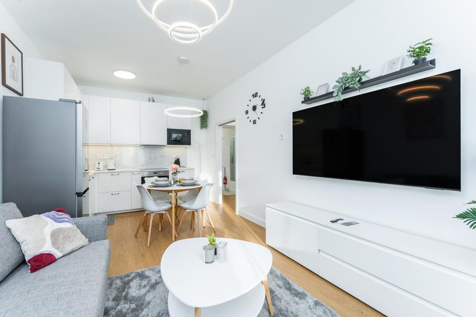 TV and multimedia, Kitchen or kitchenette, Living room, Seating area, Dining area, oven, stove