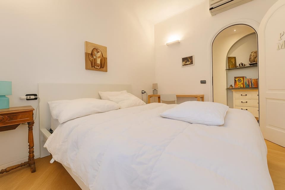 Bed, Photo of the whole room, Bedroom, air conditioner