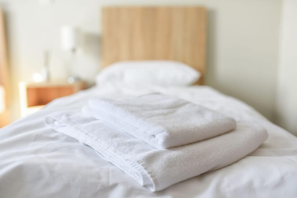 Bed, towels