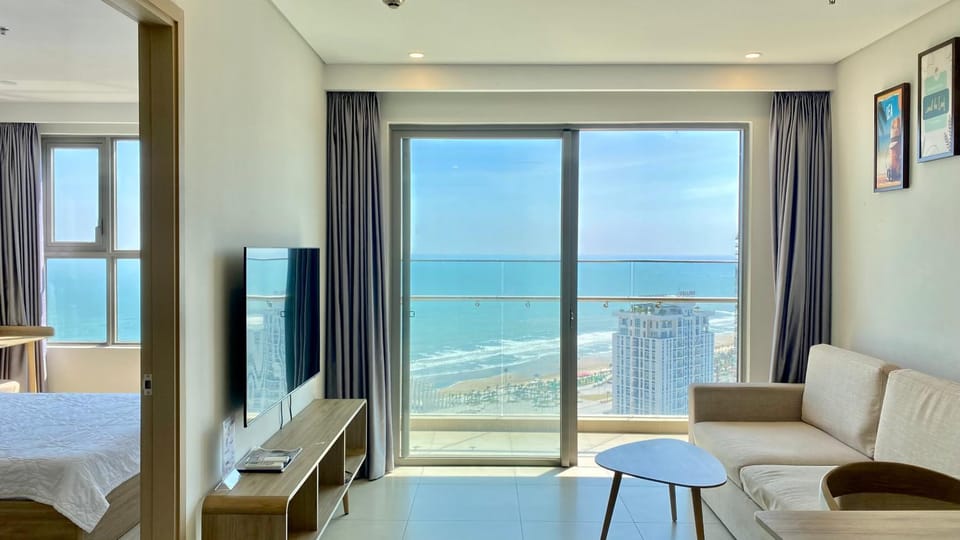 Communal lounge/ TV room, Natural landscape, TV and multimedia, View (from property/room), Balcony/Terrace, Living room, Photo of the whole room, Beach, Evening entertainment, Sea view