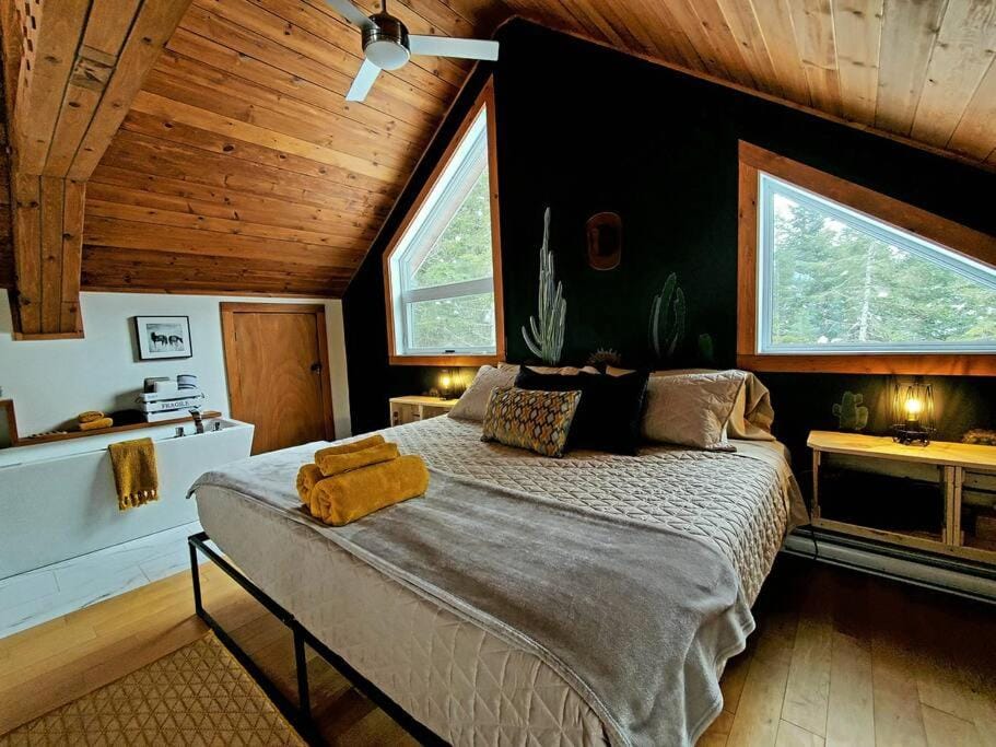 The Western Spa Sauna Bar & Billiards Chalet in Quebec