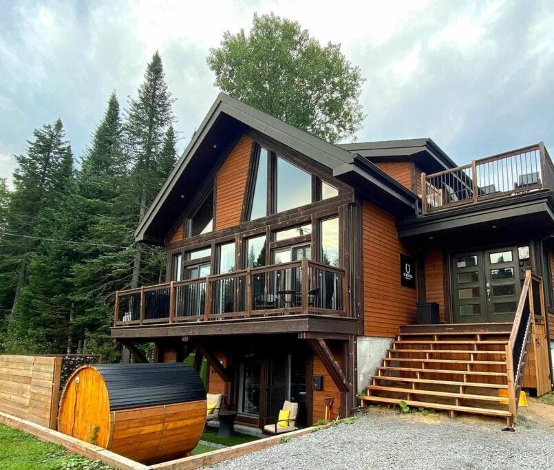 The Western Spa Sauna Bar & Billiards Chalet in Quebec