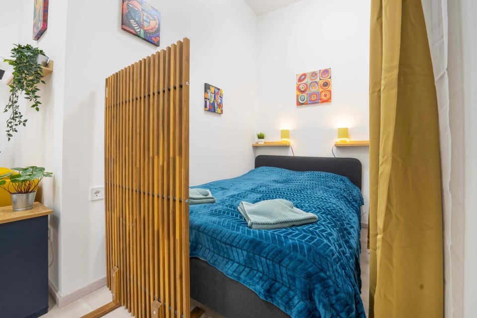 Bed, towels