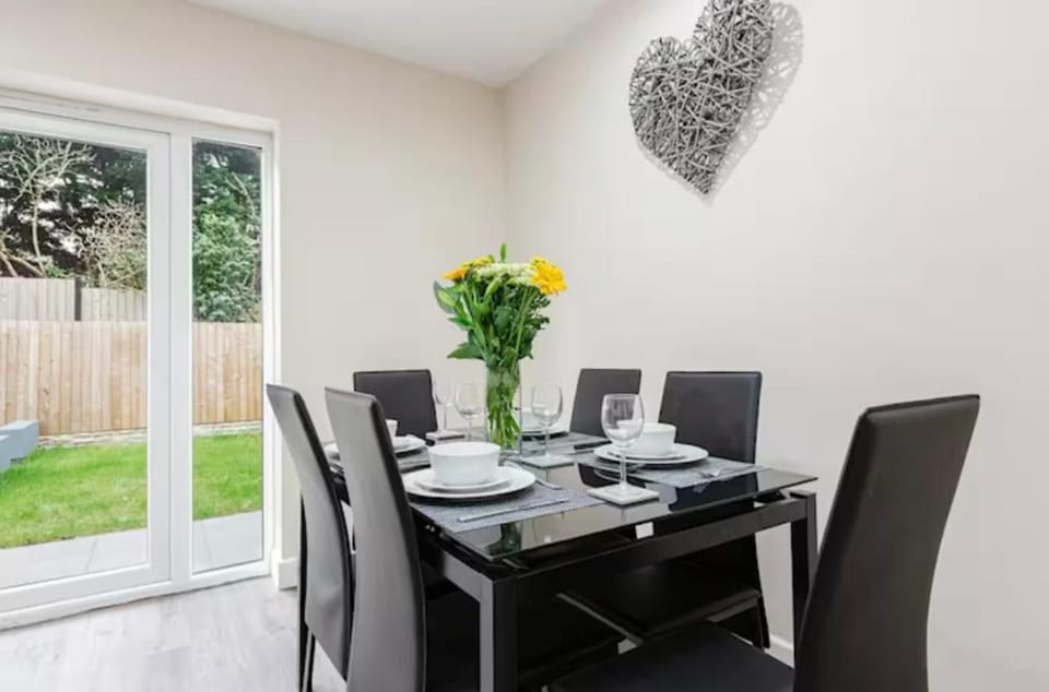Norris Stays - Sleeps 7 by M55 House in Preston