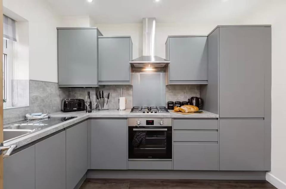 Norris Stays - Sleeps 7 by M55 House in Preston