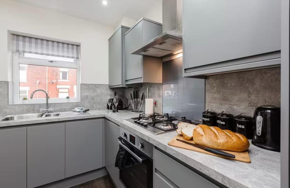 Norris Stays - Sleeps 7 by M55 House in Preston