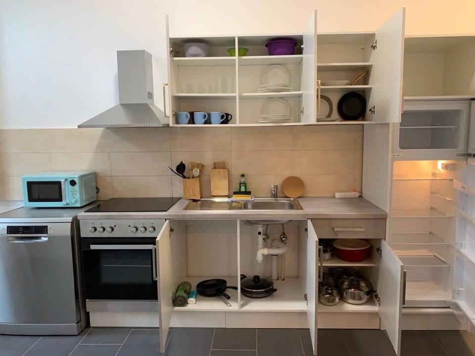 Kitchen or kitchenette, Communal kitchen