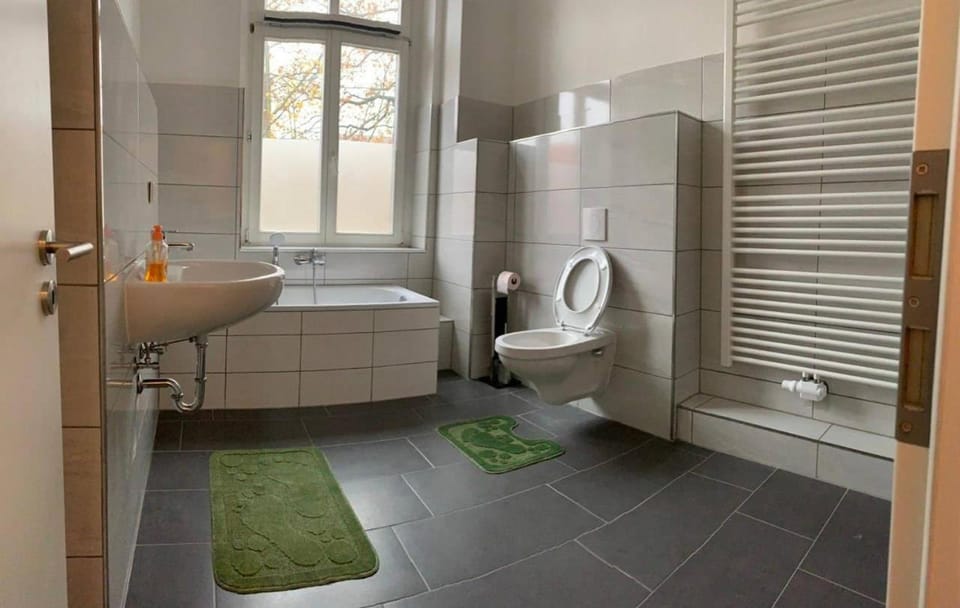 Ein Zimmer in einer 4-Zimmer-Wohnung in Leipzig mit Gemeinschaftsküche und -Bad Vacation rental in Leipzig