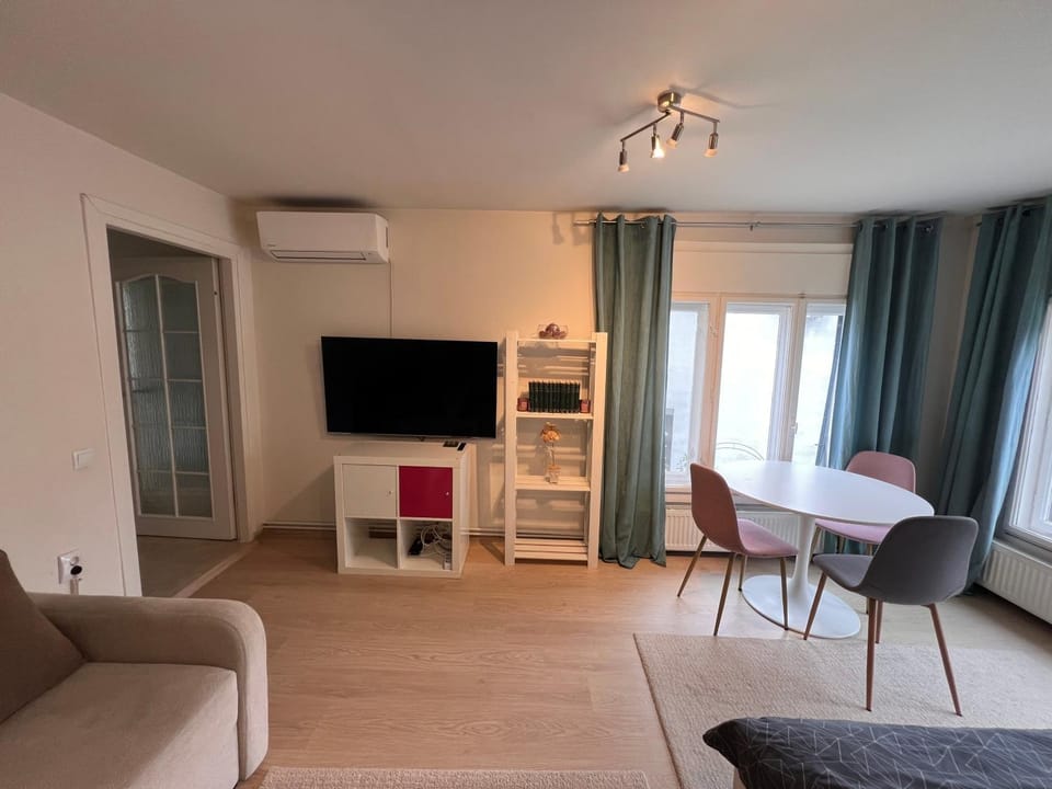 TV and multimedia, Living room, Seating area, Dining area, air conditioner