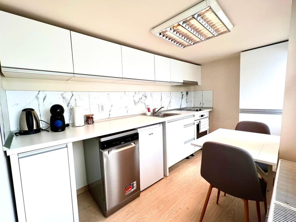 Coffee/tea facilities, Kitchen or kitchenette, Dining area, dishwasher, oven, stove