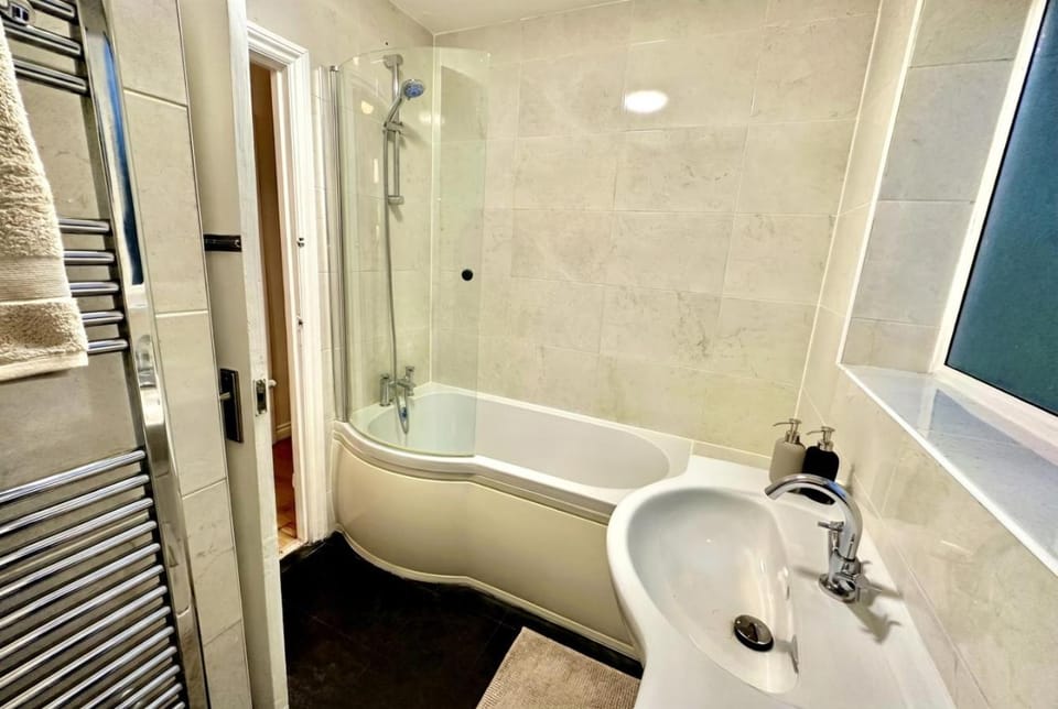 Bathroom, Bath, towels