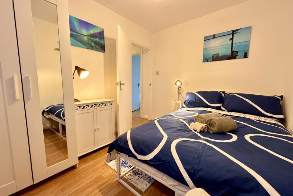 Photo of the whole room, Bedroom, wardrobe