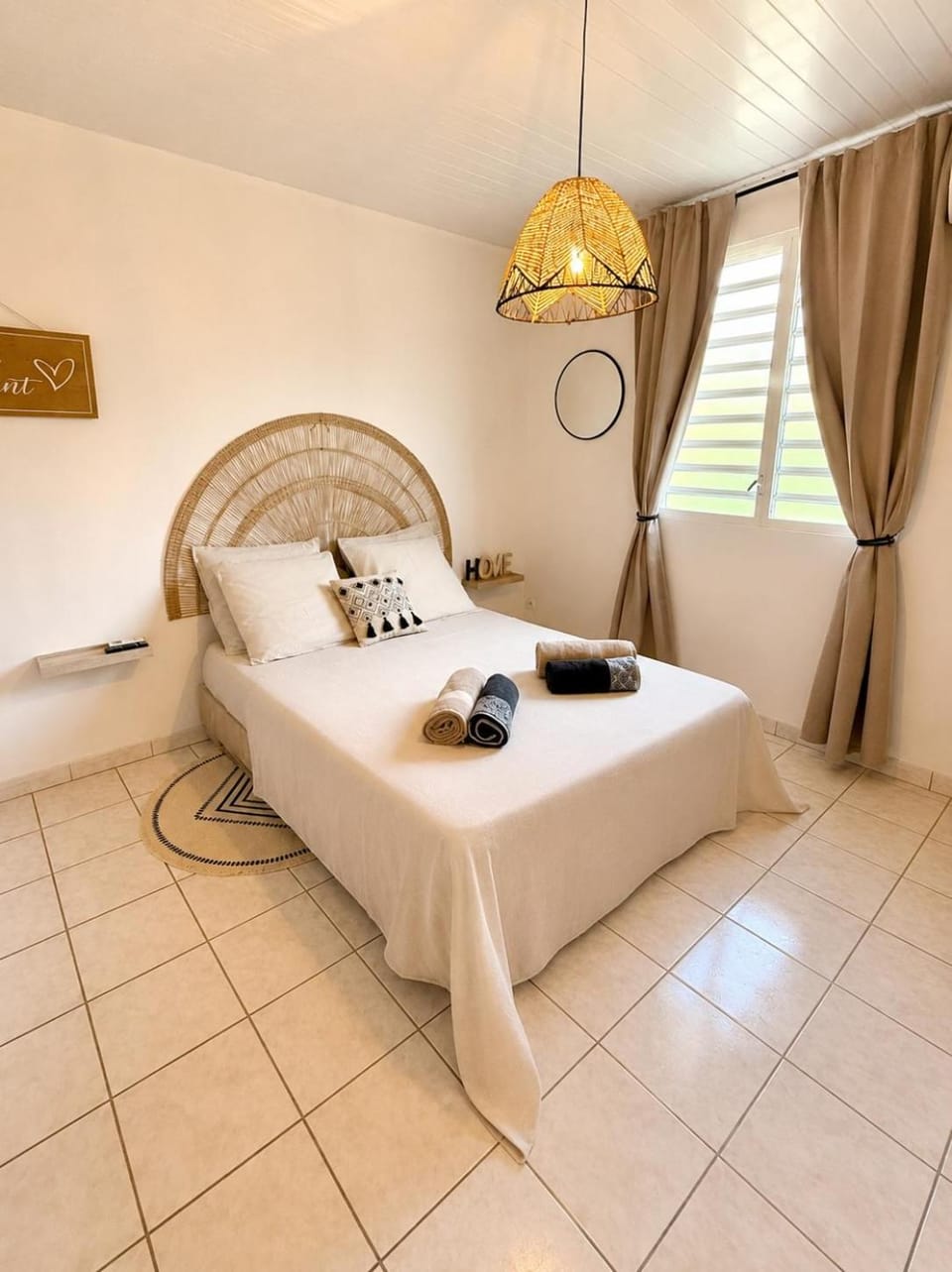 Bed, Photo of the whole room, Bedroom, towels, air conditioner
