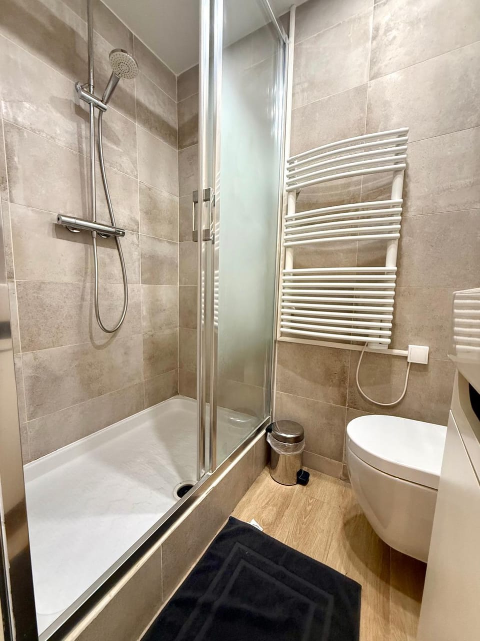 Shower, Toilet, Bathroom, towels