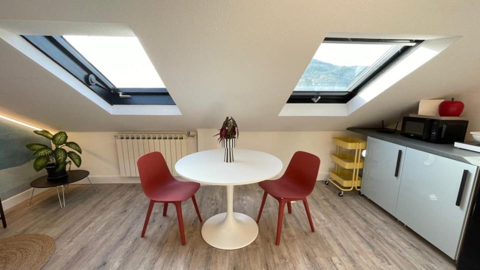 Kitchen or kitchenette, Dining area, stove
