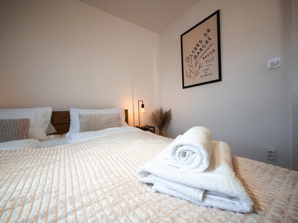 Bedroom, towels