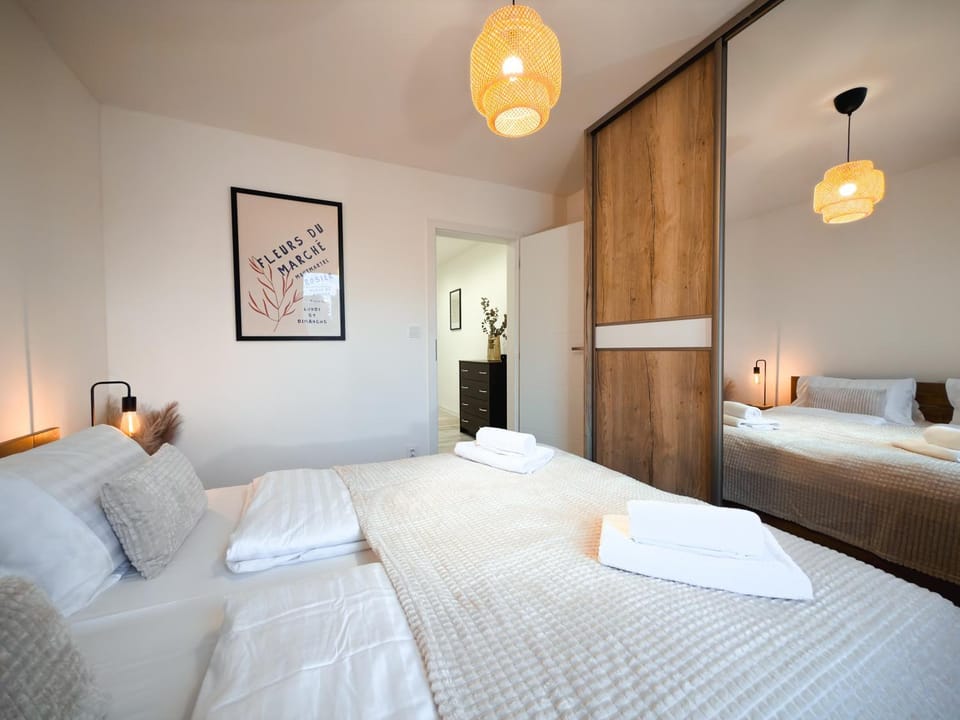 Bedroom, towels, wardrobe