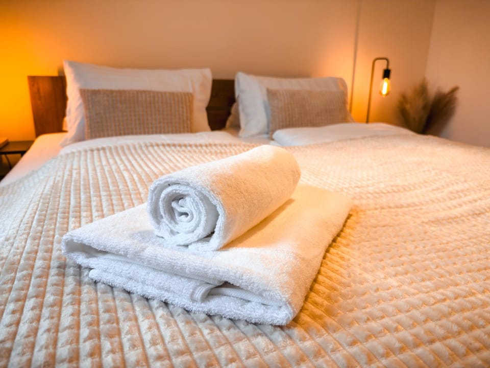Photo of the whole room, towels