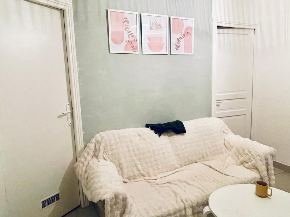 Living room, Photo of the whole room