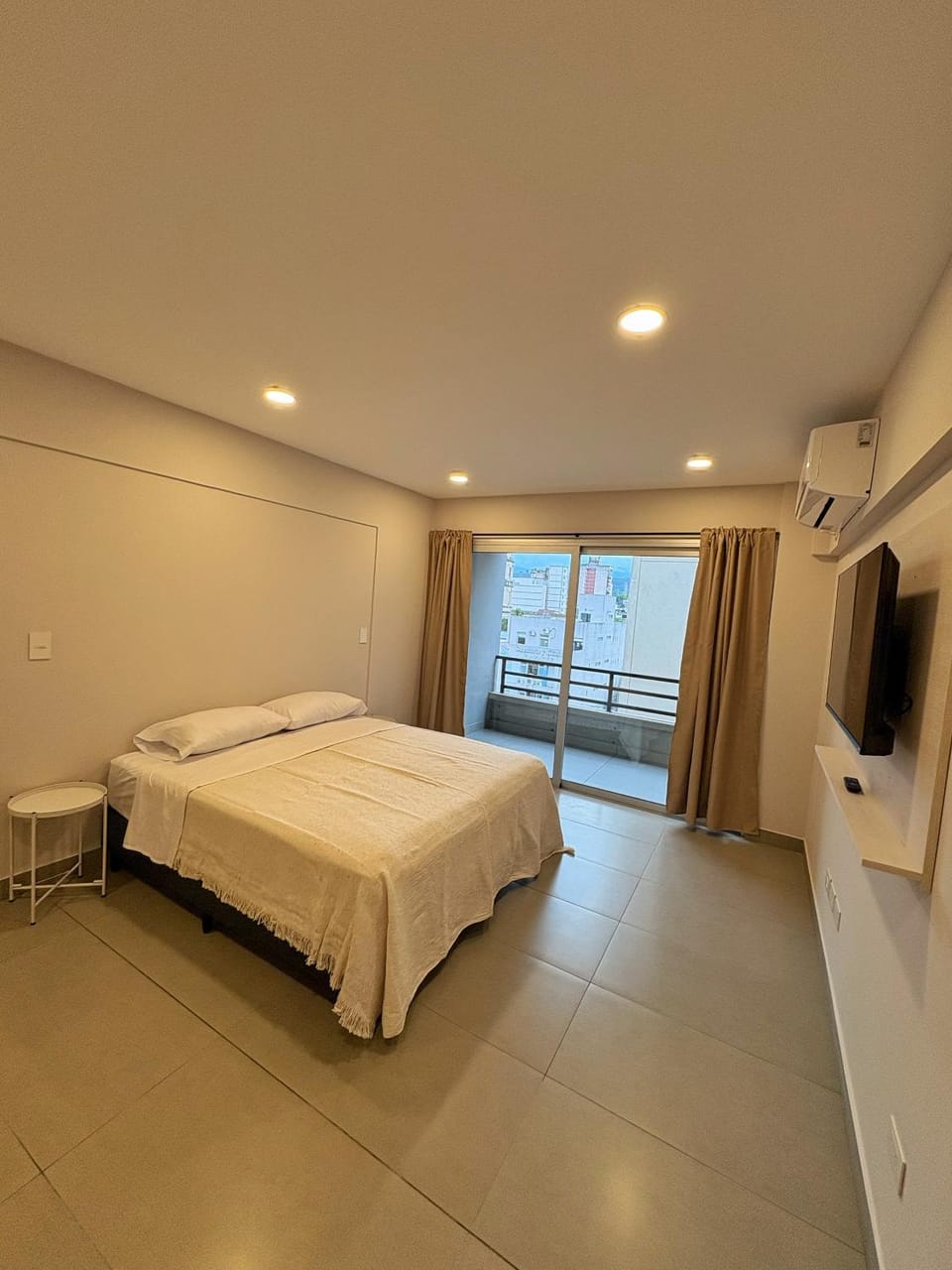 Bed, TV and multimedia, air conditioner