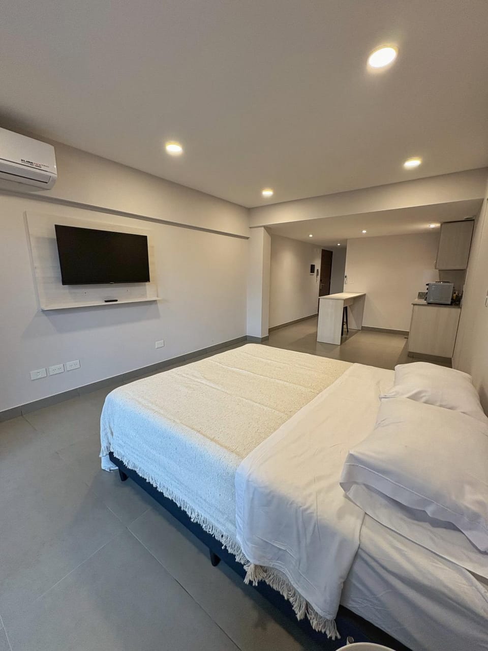 Bed, TV and multimedia, Photo of the whole room, air conditioner
