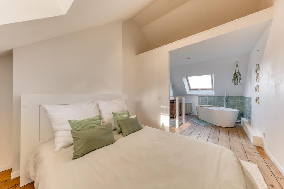 Bed, Photo of the whole room, Bedroom