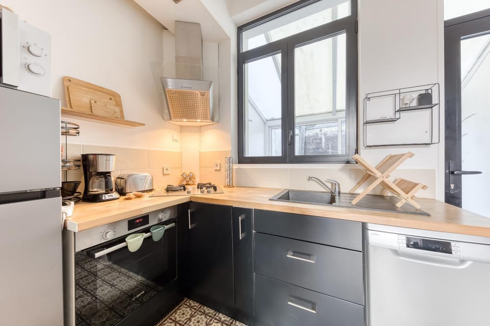 Kitchen or kitchenette, dishwasher, oven, toaster