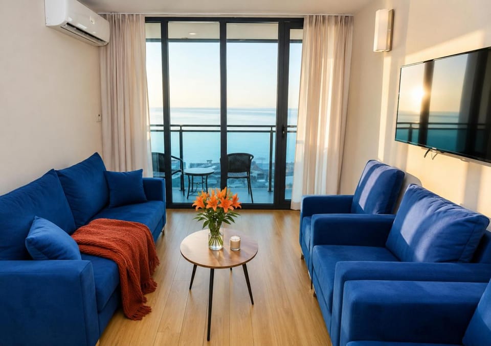 Communal lounge/ TV room, Natural landscape, TV and multimedia, Living room, Seating area, Evening entertainment, Sea view