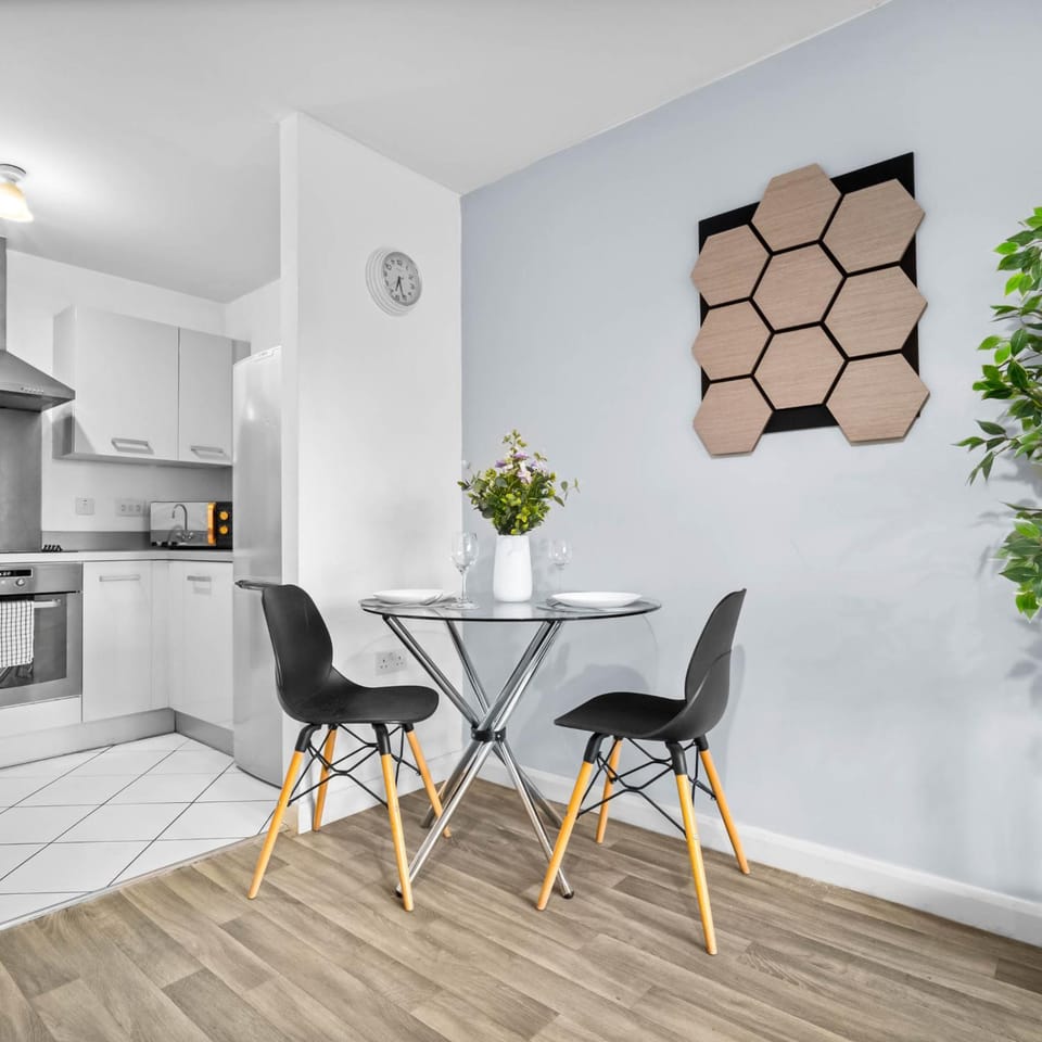Kitchen or kitchenette, Seating area, Dining area, stove