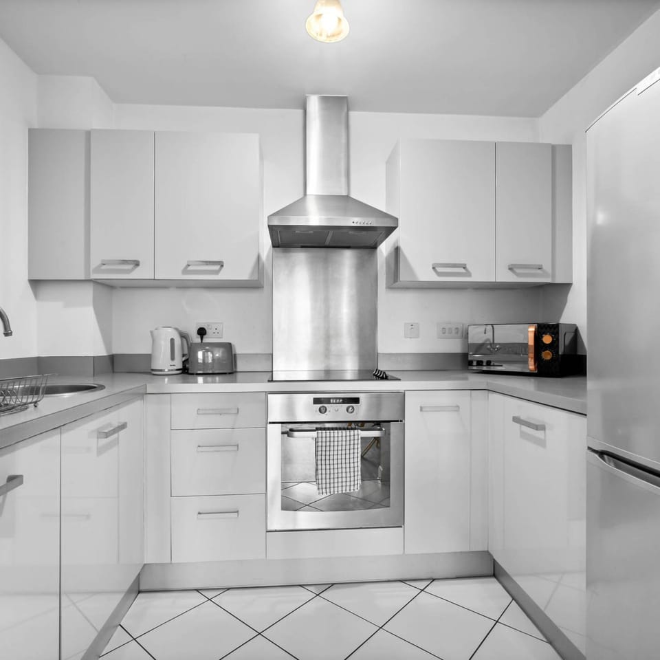 Coffee/tea facilities, Kitchen or kitchenette, oven, stove, toaster