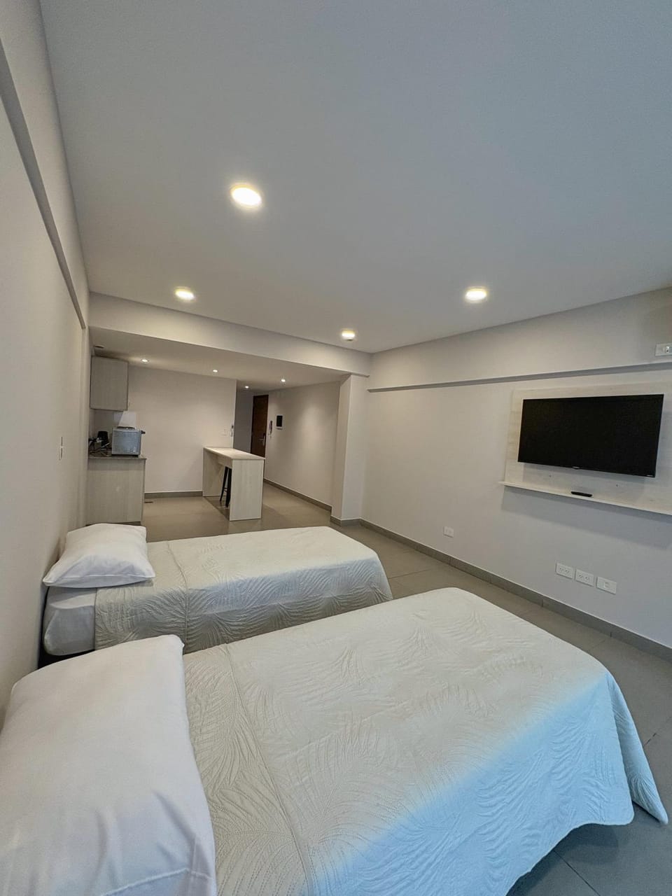 Bed, TV and multimedia, Photo of the whole room, Bedroom