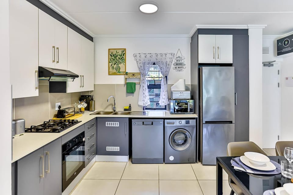 Coffee/tea facilities, Kitchen or kitchenette, dishwasher, oven, stove, toaster, washing machine