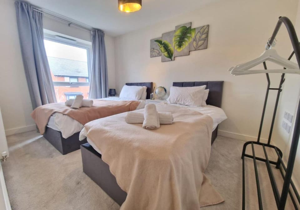 Bed, Photo of the whole room, Decorative detail, Bedroom, towels, wardrobe