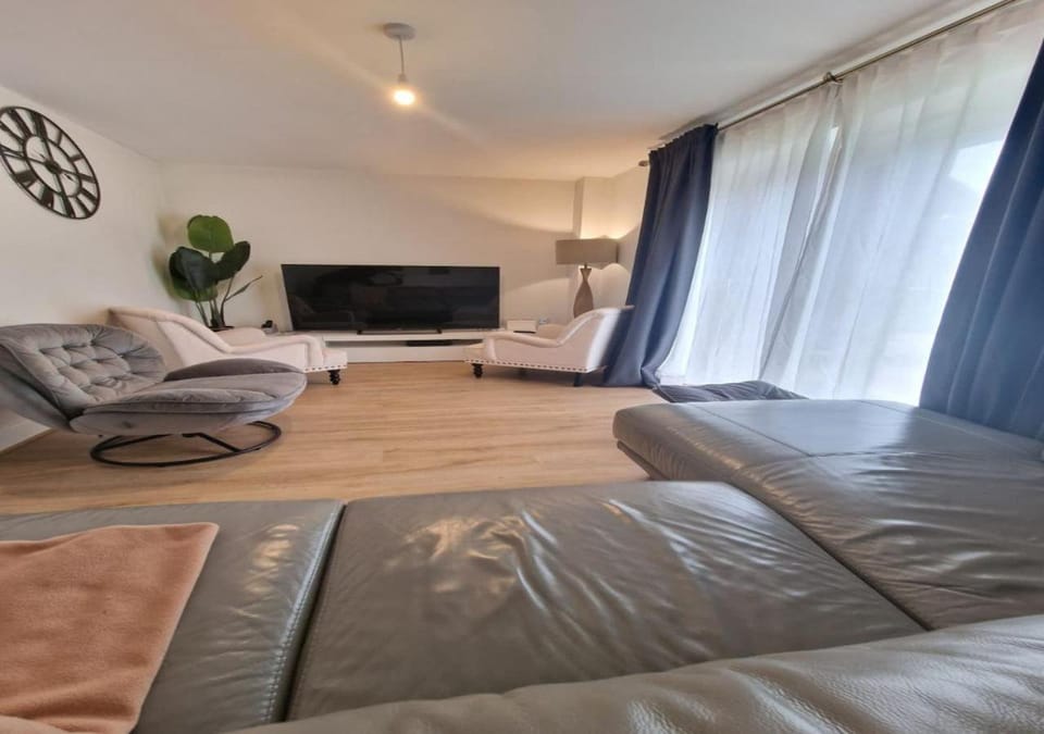 Communal lounge/ TV room, TV and multimedia, Living room, Decorative detail, Seating area