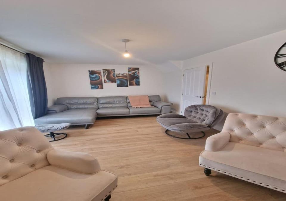 Living room, Decorative detail, Seating area, acessibility