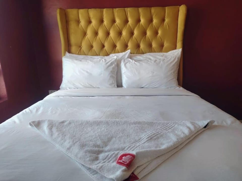 Pro Max Guesthouse Goodwood Bed and Breakfast in Cape Town