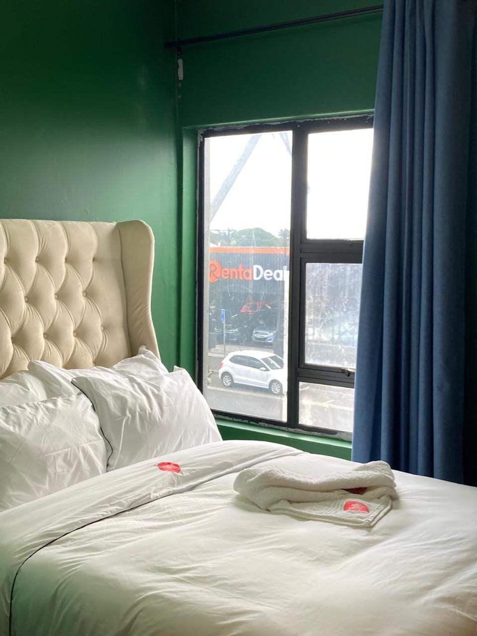 Bed, towels