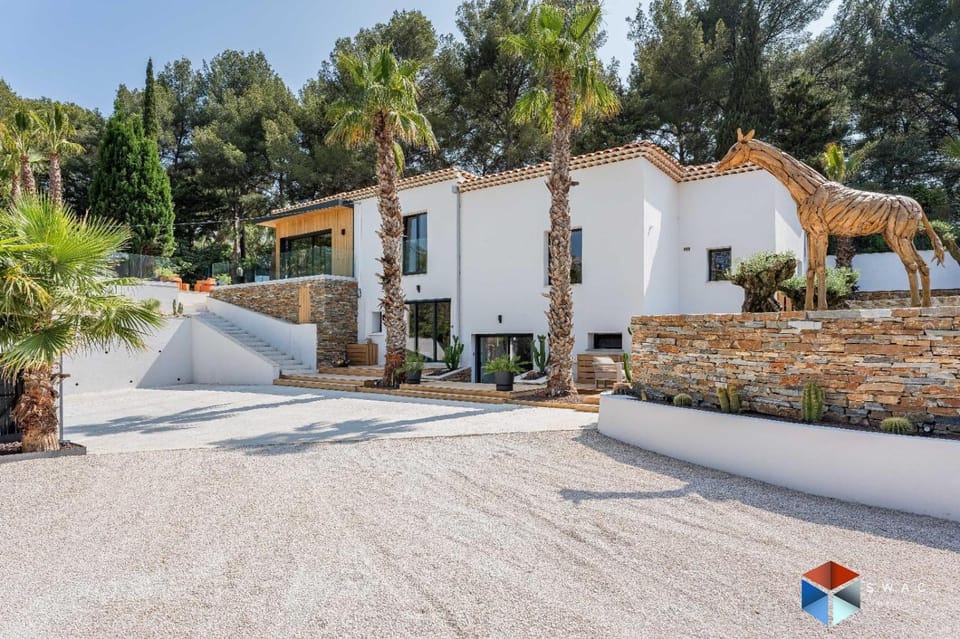 Property building, Facade/entrance, Spring, Day, Neighbourhood, Natural landscape, BBQ facilities, BBQ facilities, Garden, Garden, Balcony/Terrace, Business facilities, Garden view, Street view, Swimming pool, Parking, furniture, internet, storage, stove, sunbed, toaster, towels, wardrobe, wedding, washing machine, kitchen, air conditioner