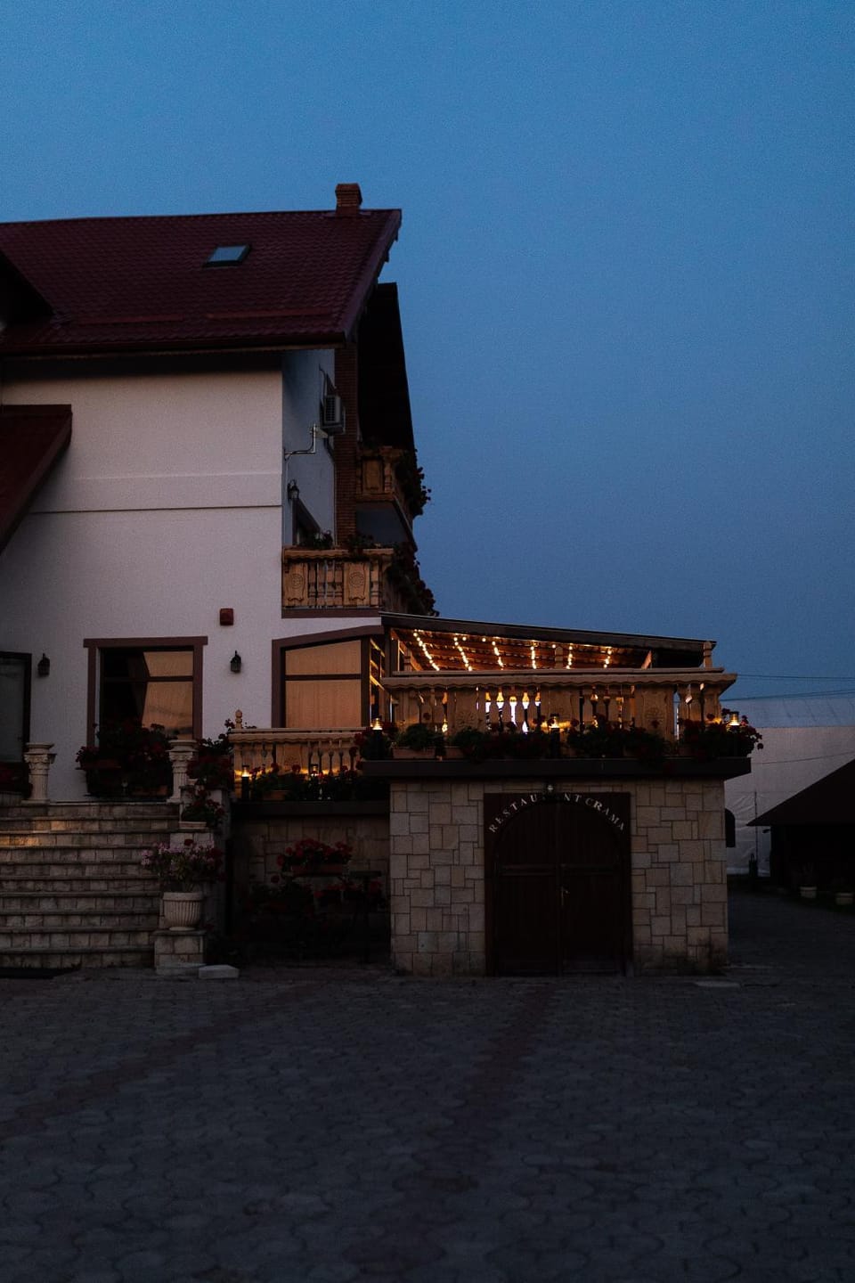 Property building, Balcony/Terrace, Seating area, Sunset, Parking